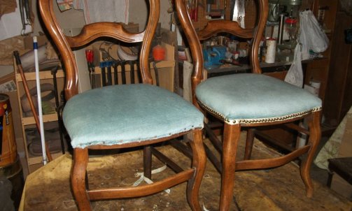 2  petits modèles de chaises L.Philippe, à la forme originale ,soulignées à l'avant  d'un barreau joliment cintré...                     Restaurateur de meubles à Graulhet.