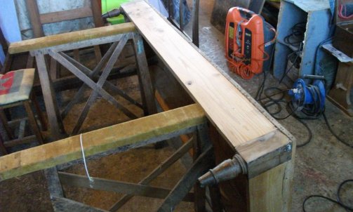 Banquette en cours de restauration: les traverses longitudinales trop cintrées vers l'intérieur doivent retrouver leur côté rectiligne. Ici, l'une des 2 restaurée.                                                          restaurateur de meubles à Graulhet                                                                               