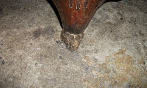 Vue de l'1 des pieds antérieurs à restaurer...                           Restaurateur de meubles à Lavaur.