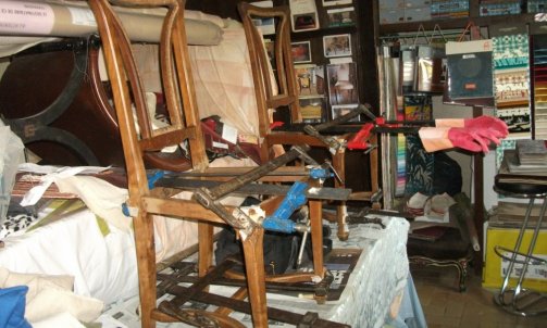 La restauration des 6 éléments a déjà débuté depuis 1 bon moment, et aprés le démontage  des assemblages commence le collage.                                                              Restaurateur de mobilier à Gaillac. 