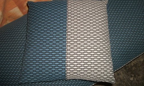 Sans oublier 1 des nombreux coussins assorti, bicolore et surpiqué lui aussi, qui agrémentera ce siège. Tissu et clous de Houlés.                                                               tapissier décorateur à Graulhet