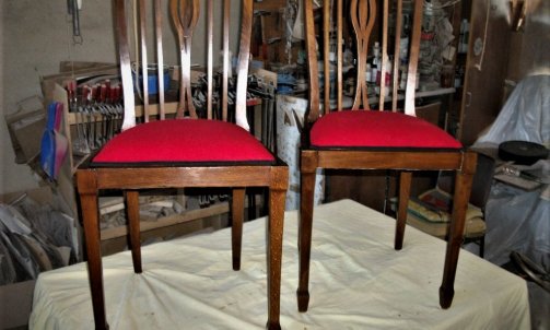 Et les 2 chaises pour un ensemble qui va meubler un gîte. Notez le galon noir double passepoil de Houlès qui tranche avec la couleur vive du tissu.        Tapissier décorateur à Graulhet                             Tapissier décorateur à Graulhet