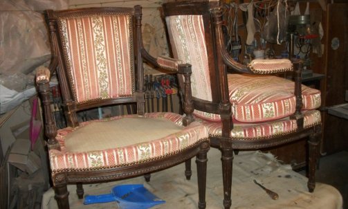 Deux fauteuils cabriolets de style Louis XVI qui vont devoir être  restaurés avant la réfection traditionnelle complète et la confection de 2 coussins de plumes ....                                                              Restaurateur de meubles à Briatexte