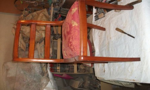 3 chaises de style louis Philippe en merisier vont être remises en état et entièrement recollées avant les finitions ainsi que la restauration du haut d'un pied antérieur cassé...                       Restaurateur de meubles à Briatexte